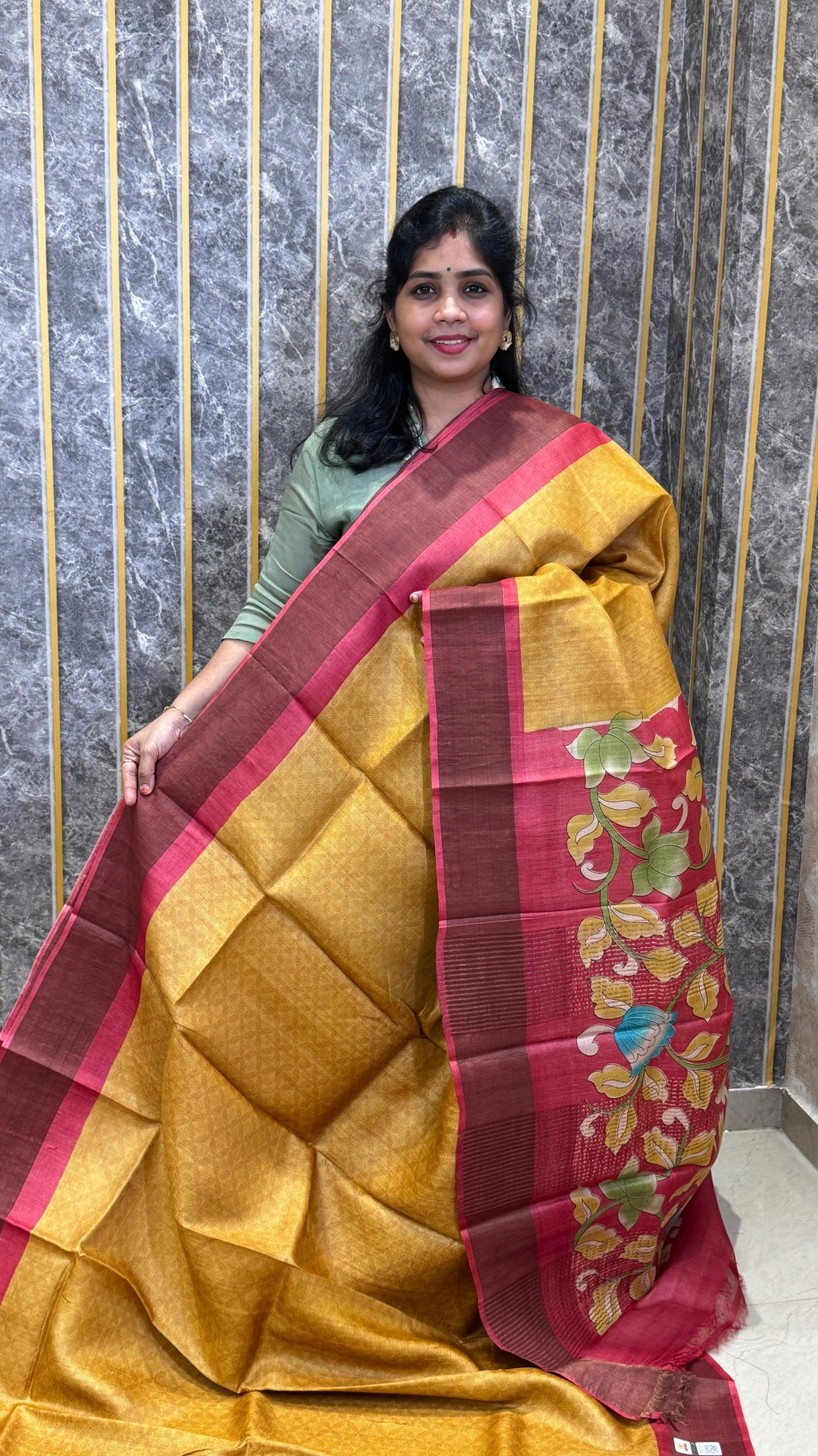 Handloom Pure Tussar Silk Saree

✨ Book online through our website — www.roopkritiboutique.com

📞 C