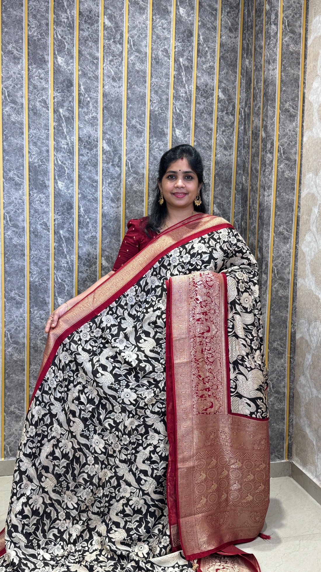 Kalamkari Printed Dola Silk Saree

✨ Book online through our website — www.roopkritiboutique.com

📞