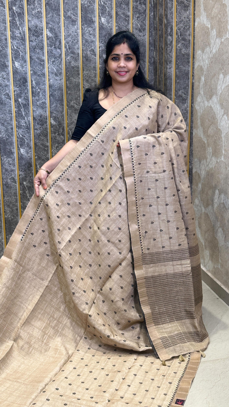 Comment “link” to get the direct 🔗 

✨Chappa Tussar Saree with beautiful Embroidery Work ✨

Product