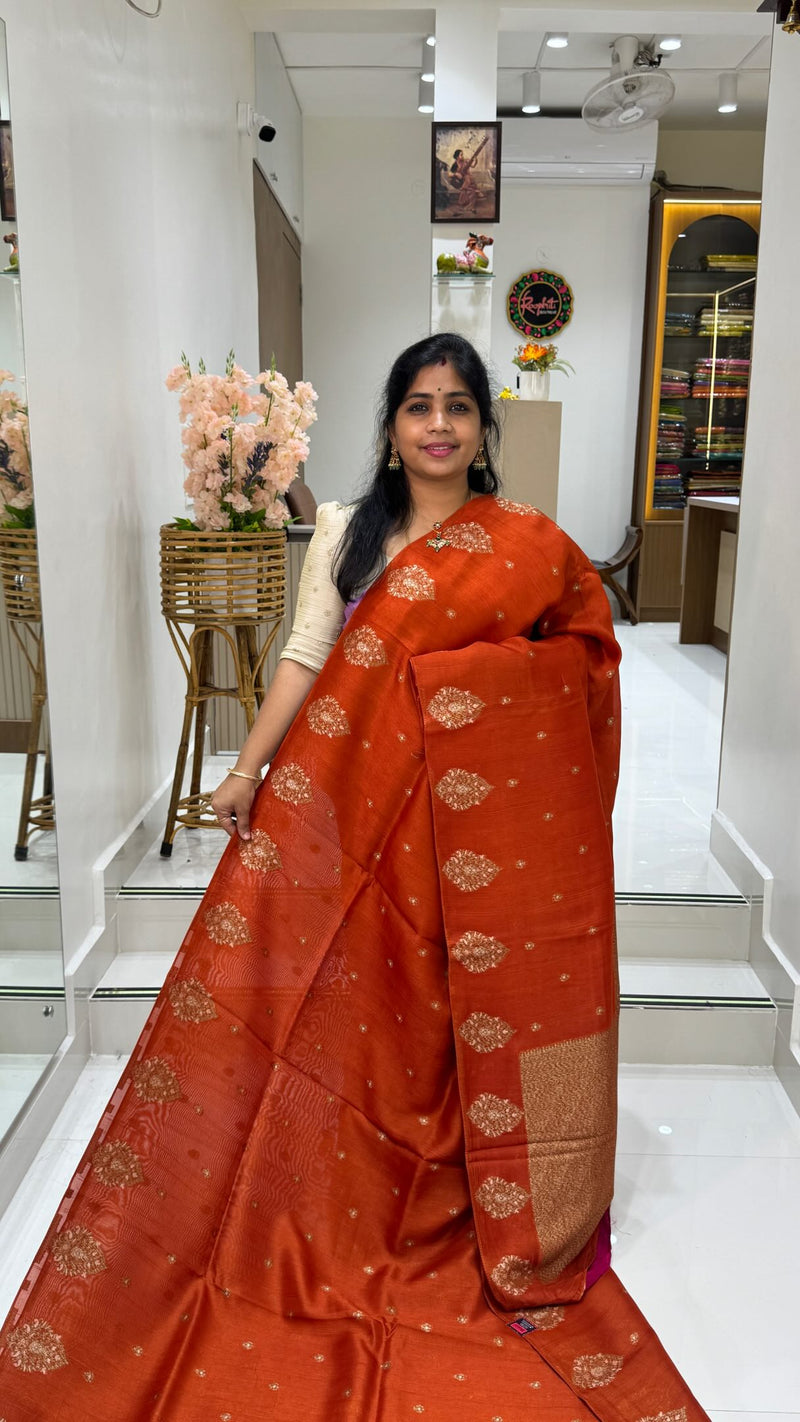 Comment ”link” to get the direct purchase 🔗

Tussar Georgette Saree

✨ Book online through our webs